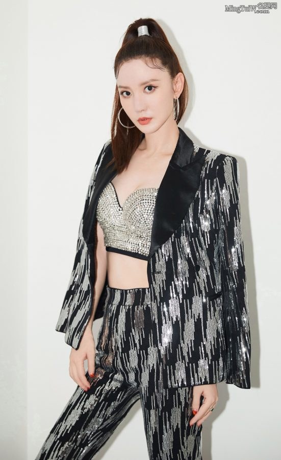 张萌敞开上衣让你见识什么叫有容乃大(5/8)