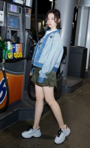 张靓颖在加油站展示自己好看的双腿