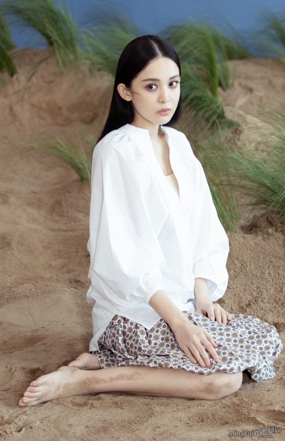 古力娜扎沙漠写真 光脚丫气质优雅(1/3)