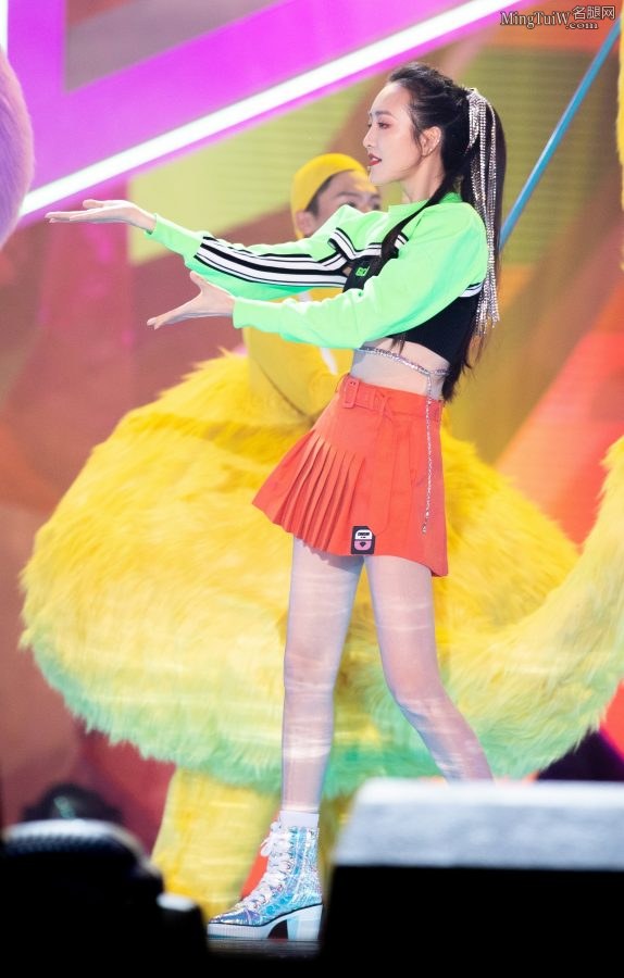 女明星王鸥青春靓丽造型超短裙秀大长腿(7/8)