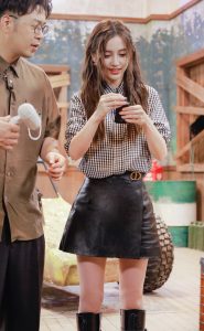 杨颖穿超短裙长靴录节目大腿好细有少女感