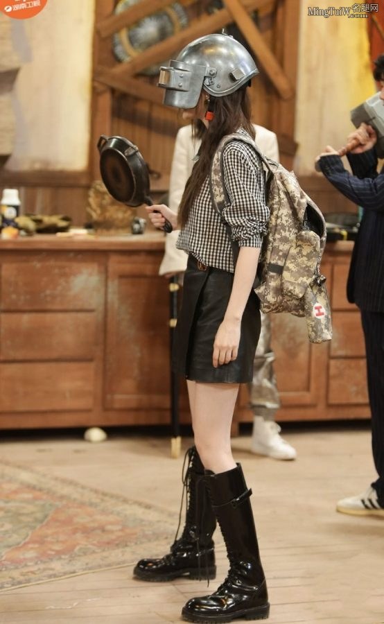杨颖穿超短裙长靴录节目大腿好细有少女感(10/10)