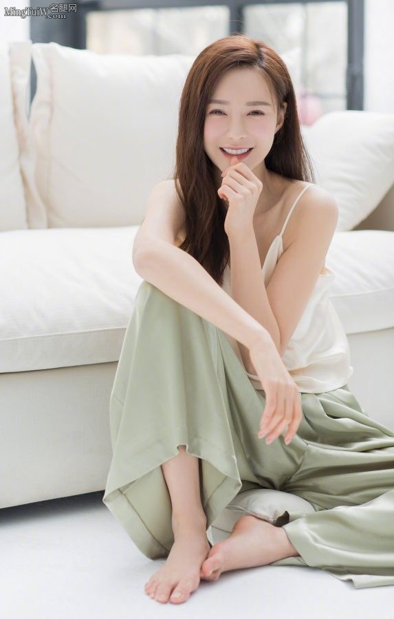 湖南卫视主持人沈梦辰纯美写真展示可爱脚丫子(1/3)