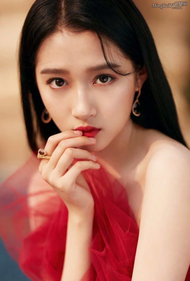 小仙女关晓彤的小脚丫穿上了性感凉高跟鞋(5/8)
