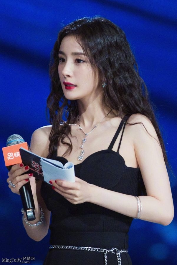 波浪发大美女杨幂红指甲油脚趾整齐（第3张/共16张）