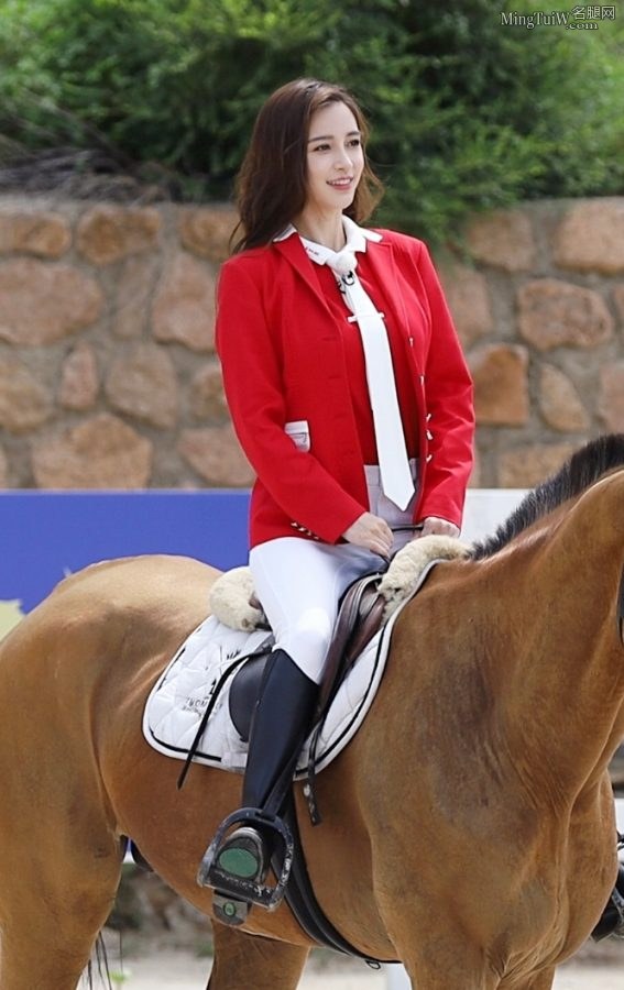马术美女Angelababy穿白裤长靴又帅又美(4/9)