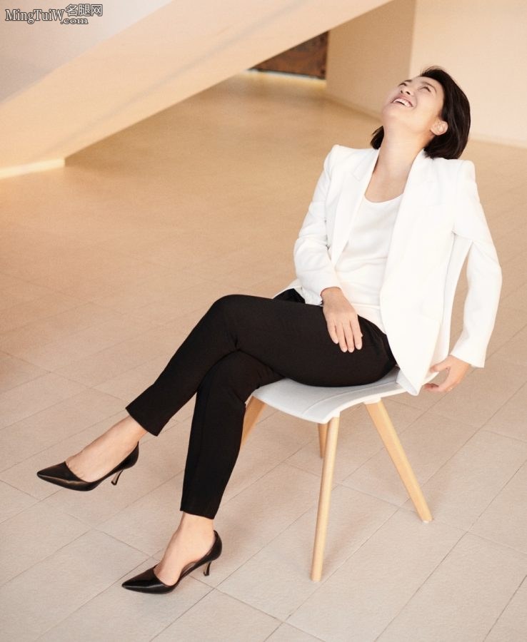 地产界女强人张欣西服套装细高跟足弓性感(2/2)