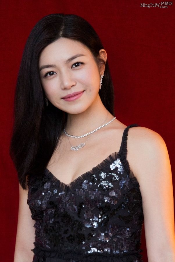 陈妍希性感华丽礼服小秀美沟(1/4)
