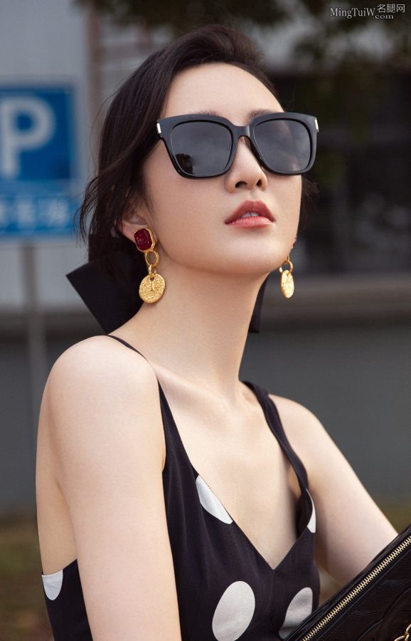 王鸥身穿清凉短裙前秀沟后露背(5/9)