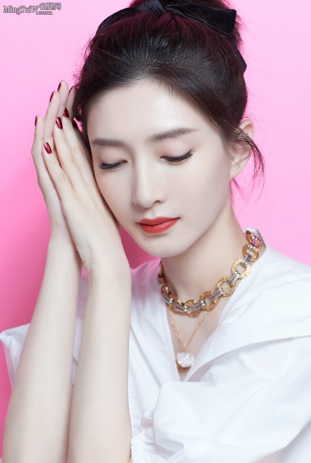 江疏影展示自己光滑长直的腿笑颜如花(7/8)