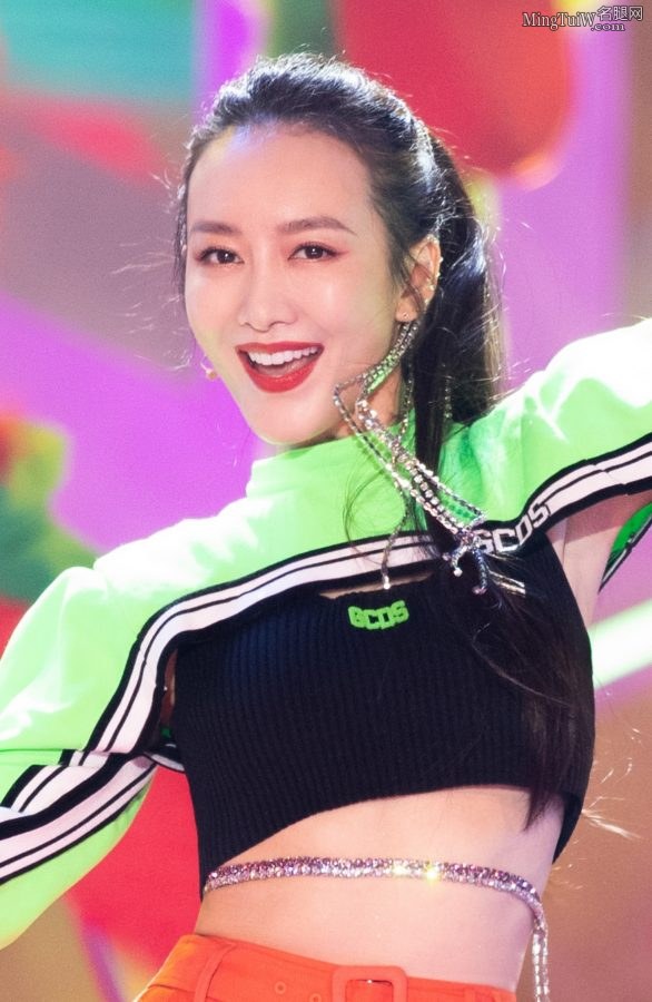 女明星王鸥青春靓丽造型超短裙秀大长腿(8/8)