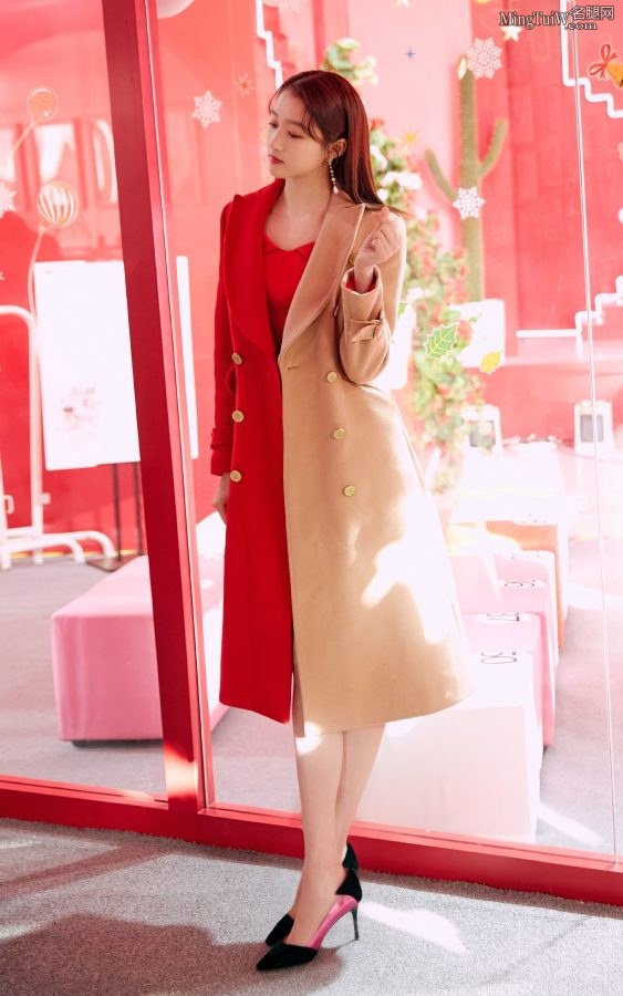 长相甜美的女星关晓彤穿尖头高跟鞋脚背白皙(2/4)