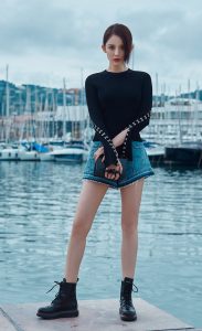 古力娜扎在戛纳码头穿牛仔短裤展示笔直修长的双腿
