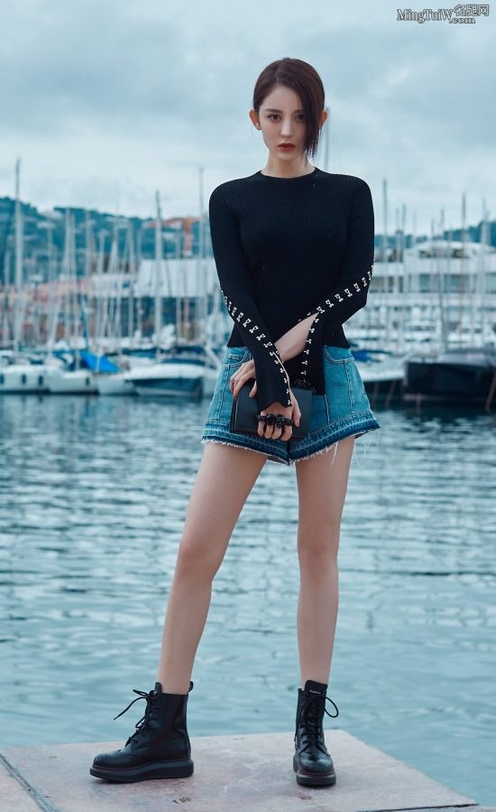 古力娜扎在戛纳码头穿牛仔短裤展示笔直修长的双腿（第1张/共5张）