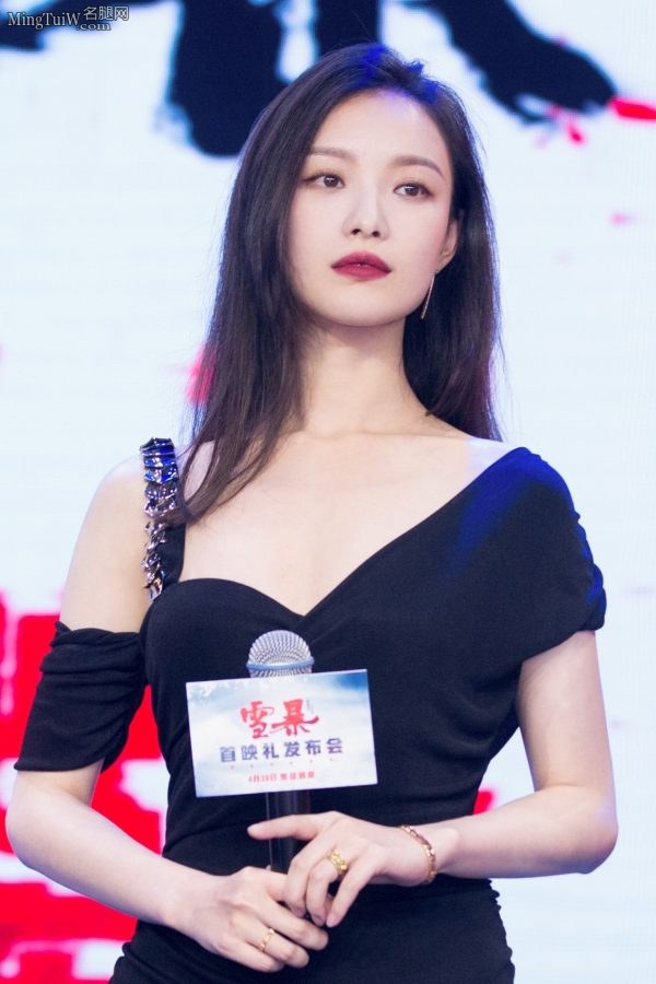 Actress Ni Niyu wears stiletto heels and a slim dress to highlight her beautiful figure(2/11)