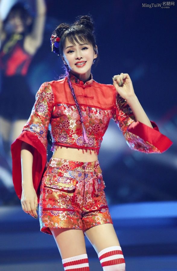乘风破浪的姐姐伊能静国风装扮配美腿穿运动筒袜(6/8)