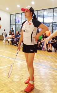 奶奶级女明星刘晓庆穿短裤露大腿打羽毛球