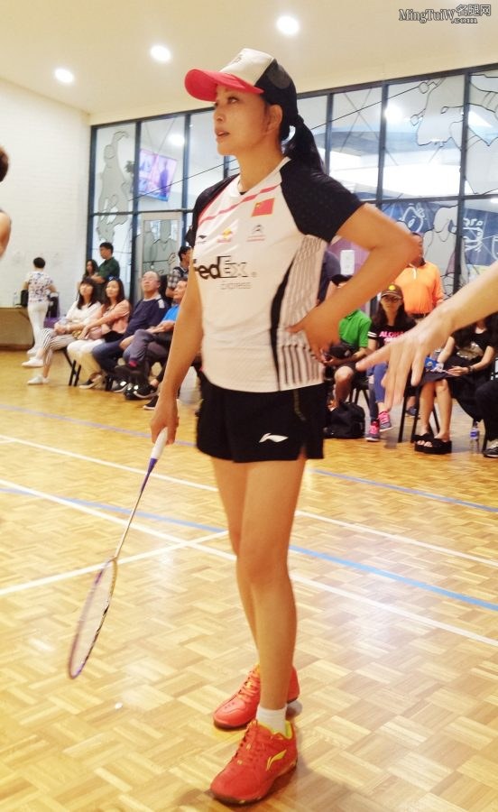 奶奶级女明星刘晓庆穿短裤露大腿打羽毛球（第4张/共6张）