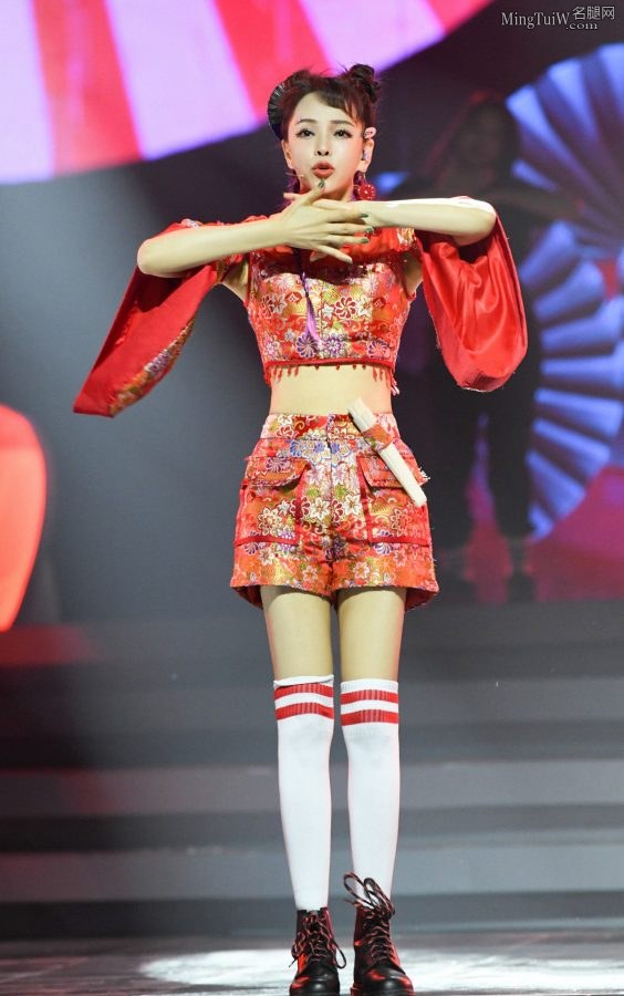 乘风破浪的姐姐伊能静国风装扮配美腿穿运动筒袜(3/8)