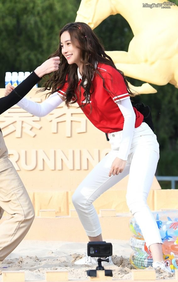 马术美女Angelababy穿白裤长靴又帅又美(8/9)