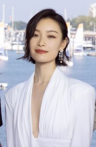 冷艳御姐倪妮穿深V脱掉高跟鞋秀足