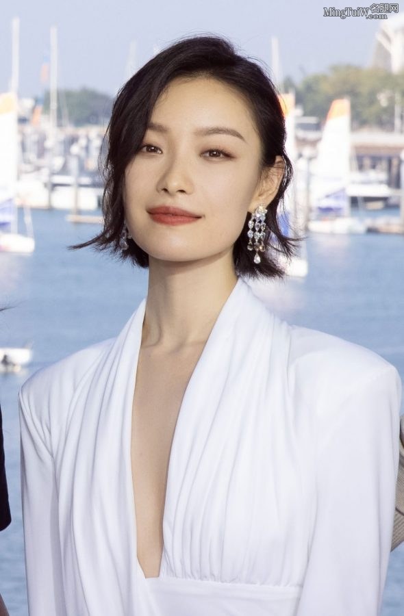 冷艳御姐倪妮穿深V脱掉高跟鞋秀足(10/18)