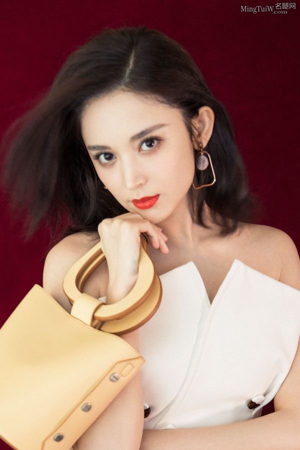 肤白貌美大长腿古力娜扎脚踩缠绕带高跟鞋亮相(6/11)