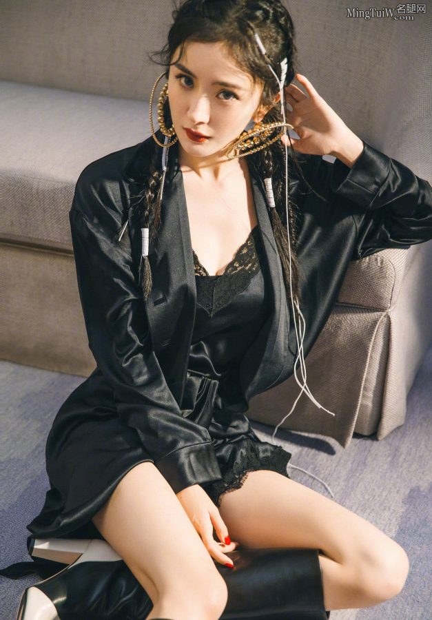 美女明星杨幂美腿长靴 低胸蕾丝边短裙有点小性感(4/13)