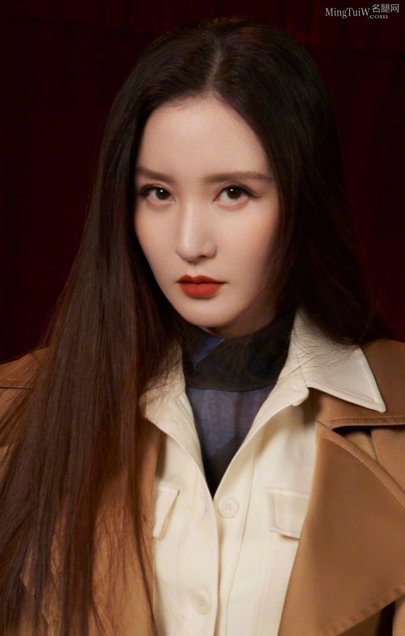 天津大美女张萌穿白色凉高跟露迷人脚趾(2/2)