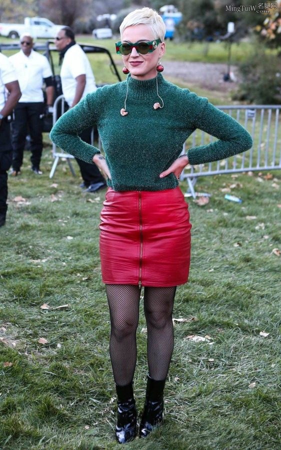 丰满的美国歌星凯蒂·佩里红配绿穿包臀裙黑丝袜亮相（第4张/共8张）