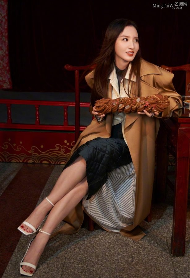 天津大美女张萌穿白色凉高跟露迷人脚趾(1/2)