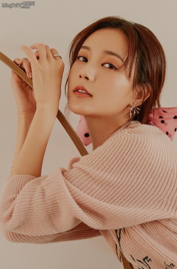 李一桐少女腿穿短筒黑丝袜(4/4)