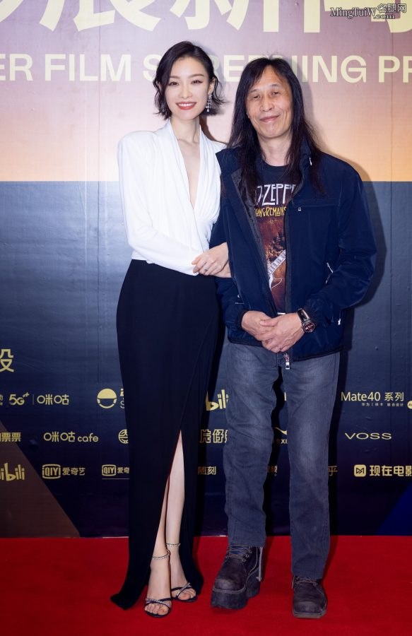 冷艳御姐倪妮穿深V脱掉高跟鞋秀足(1/18)