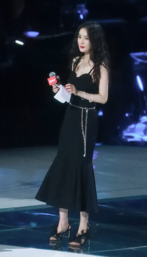 波浪发大美女杨幂红指甲油脚趾整齐(16/16)