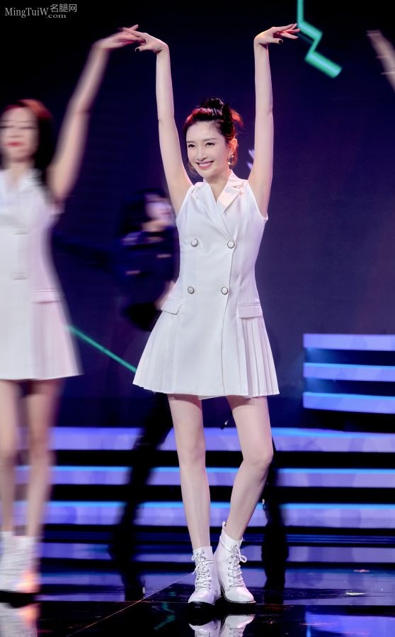 江疏影台上表演可爱舞蹈美腿吸睛(4/6)