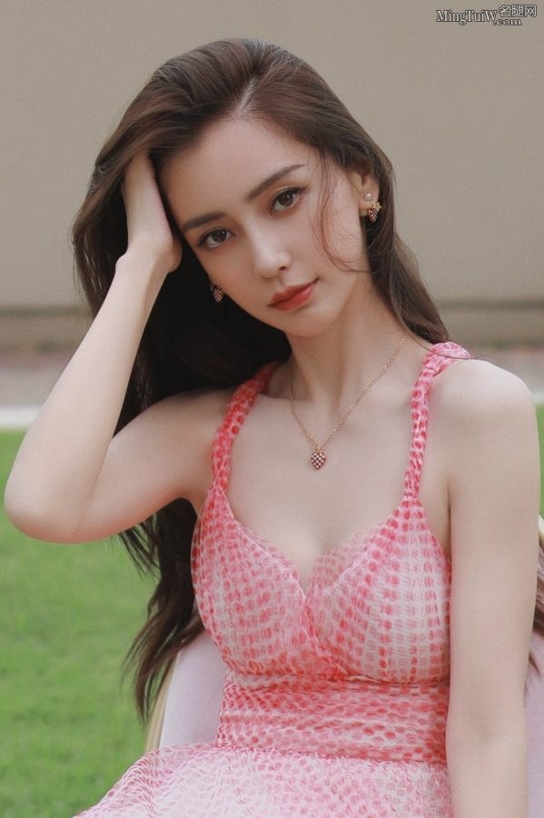 Angelababy杨颖身穿吊带低胸裙 她的样貌太出众了(12/13)