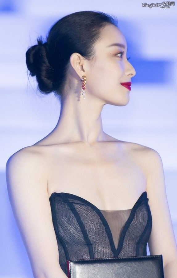 女明星倪妮穿低胸花裙大不大都要秀出来(12/13)