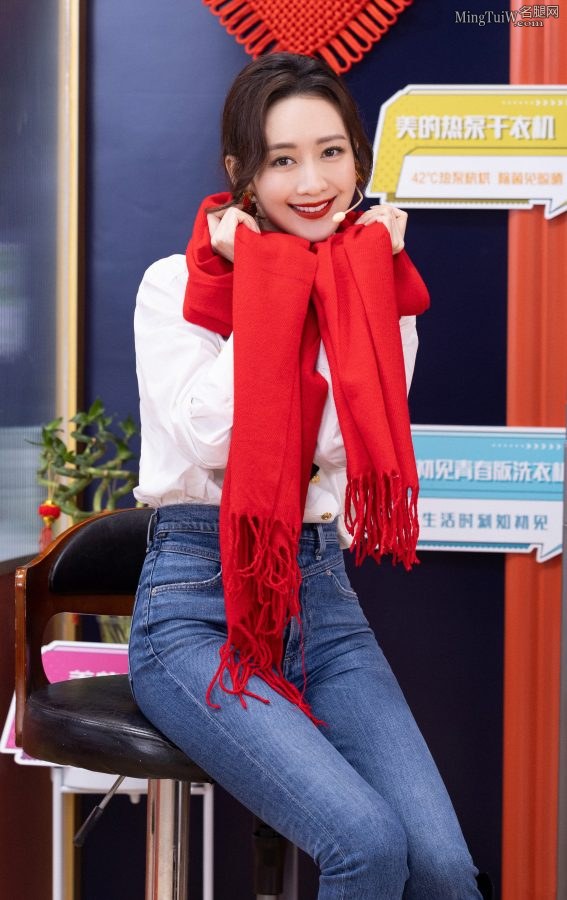 王鸥穿上了蓝色牛仔裤这腿哟太厉害了(1/6)