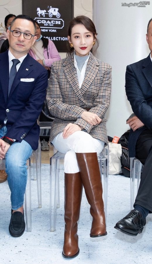 王鸥长腿穿白裤长靴英气十足(6/9)