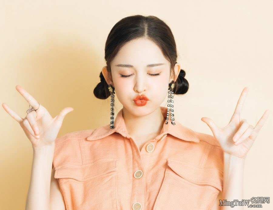 古力娜扎玉足踩凉高嘟嘟嘴等你来亲(2/3)