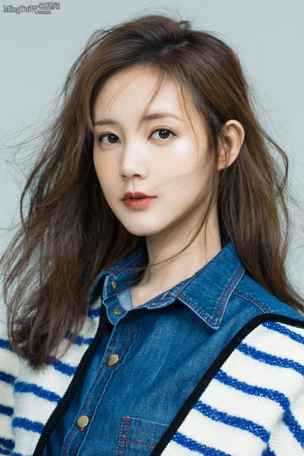 纯美的90后美女李一桐拍写真秀白皙脚丫(3/4)