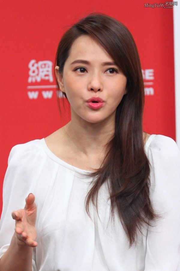 双熟配置伊能静与邬君梅采访中比拼高跟脚(5/11)