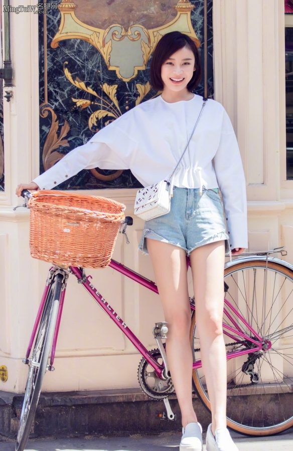 清爽的湖北美女袁姗姗穿牛仔热裤秀出傲人白腿(3/3)