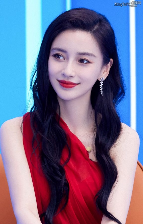 滴滴导航代言人杨颖红色短裙秀长腿美足超级吸睛(8/9)