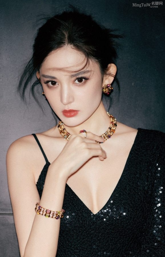 高挑女明星古力娜扎穿吊带深V裙秀事业线(4/7)