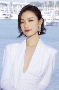 冷艳御姐倪妮穿深V脱掉高跟鞋秀足