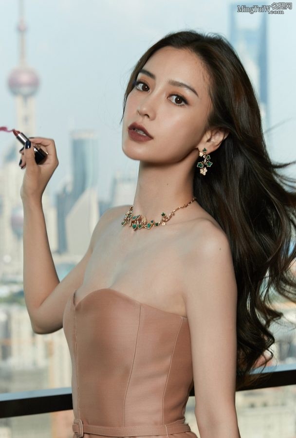 Angelababy纹身脚踩性感尖头高跟有味道(4/8)