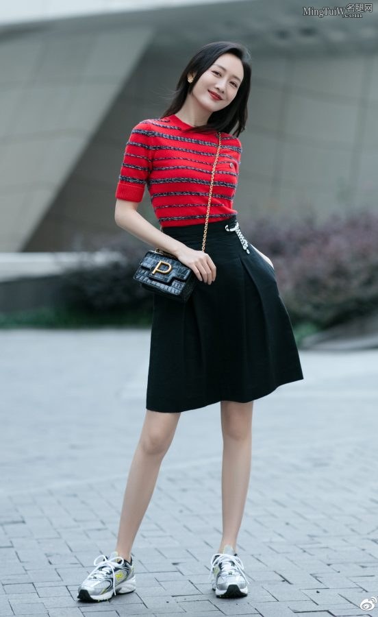 Photos of Wang Ou's white straight legs have a sweet and charming temperament(2/11)