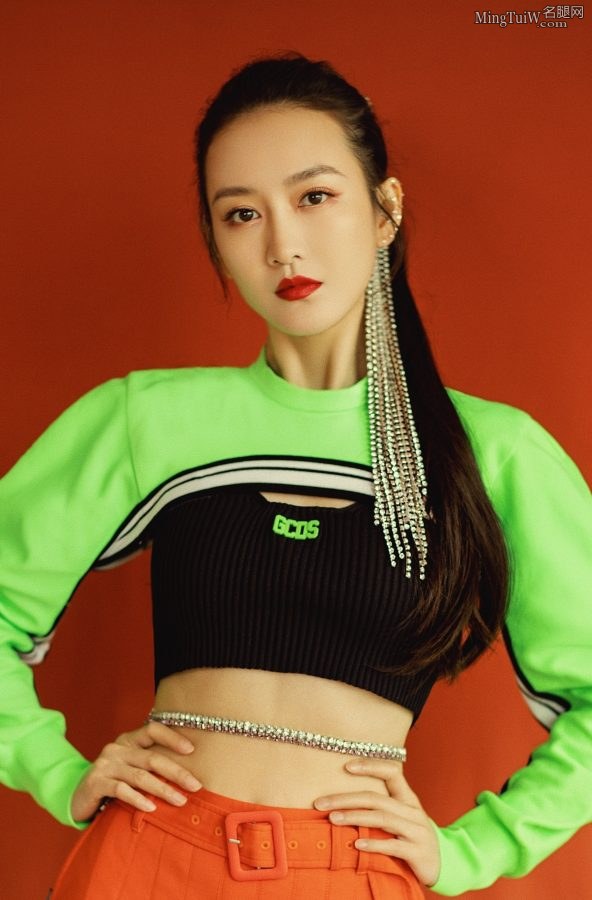 女明星王鸥青春靓丽造型超短裙秀大长腿(2/8)