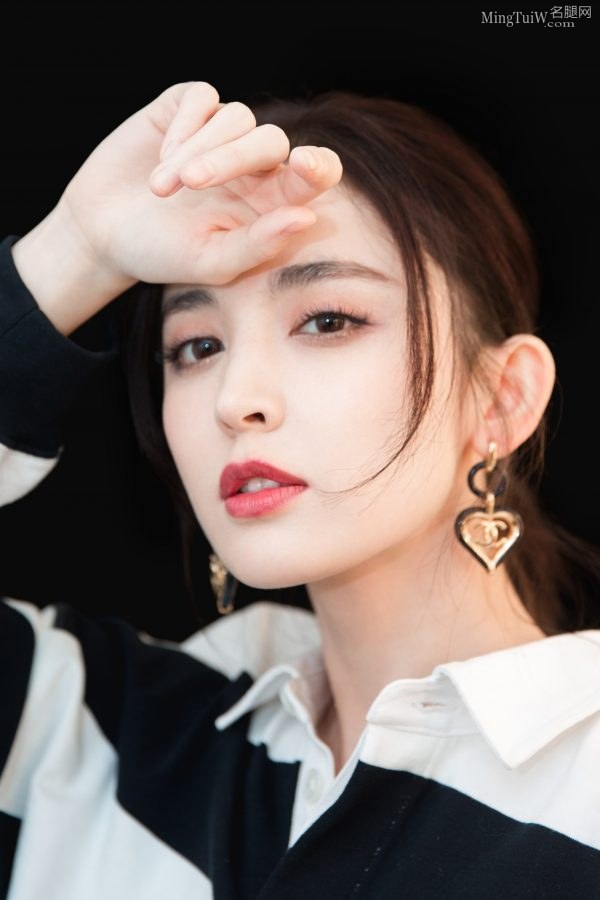 时髦美少女古力娜扎的修长玉腿(2/3)